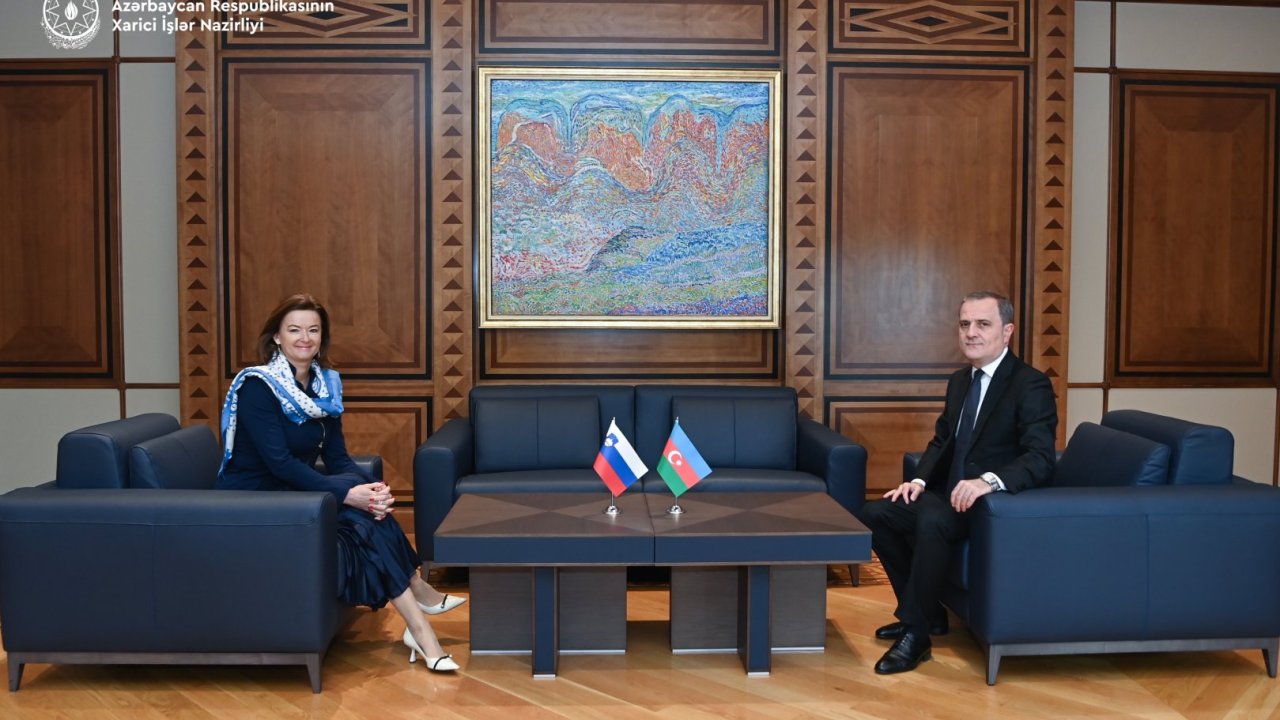 Azerbaijani, Slovenian FMs hold one-on-one meeting