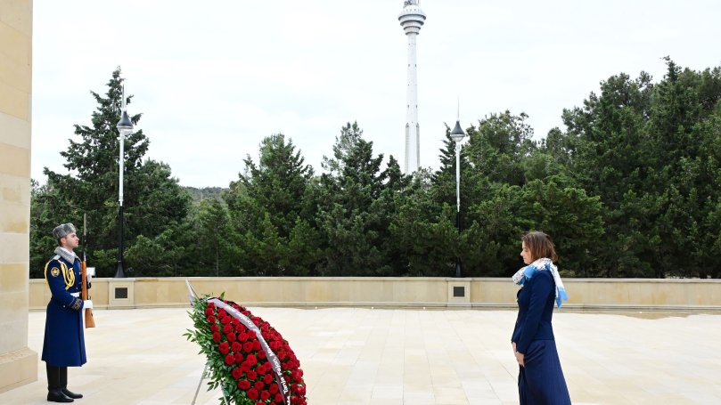 Sloveniya Baş nazirinin müavini Bakıda Şəhidlər xiyabanını və Mehdi Hüseynzadənin abidəsini ziyarət edib