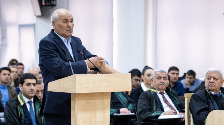 Məhkəmədə zərərçəkmiş şəxs Madat Babayanı tanıdı: O, “sən türksən” deyib məni təpiklədi