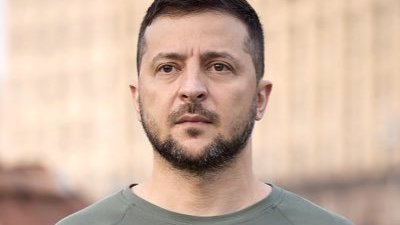 Zelenski hərbi vəziyyətin 90 gün müddətinə uzadılması haqda sənədi imzalayıb