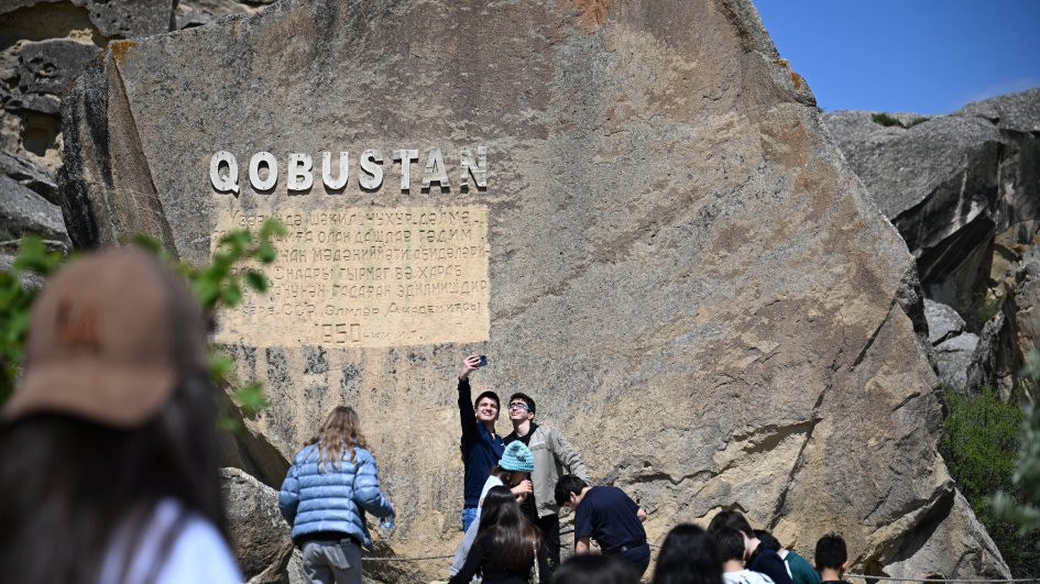 Beynəlxalq Abidələr və Tarixi Yerlər Günü: Əcnəbi turistlərin Qobustan haqqında təəssüratları
