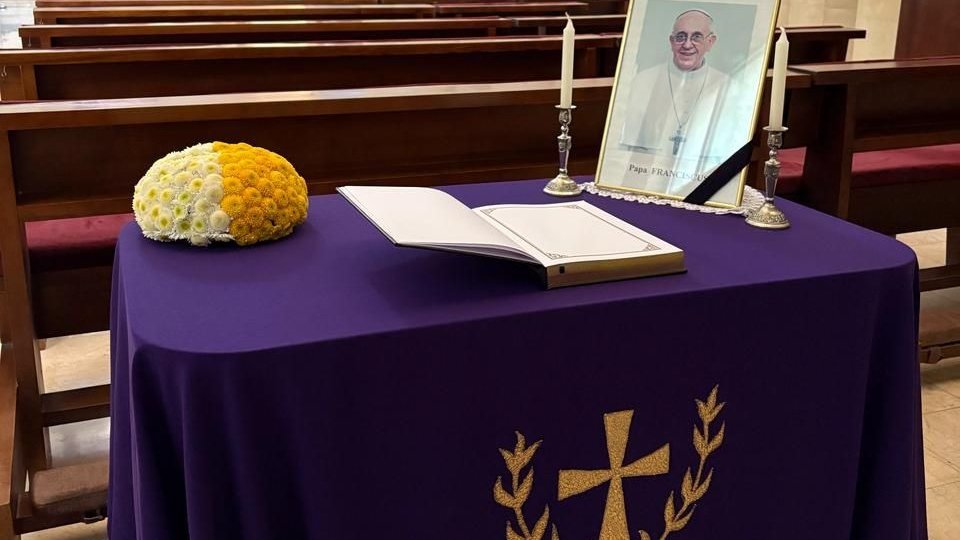 Roma Papasının vəfatı ilə bağlı Bakıda Müqəddəs Məryəm katolik kilsəsində başsağlığı kitabı açılıb