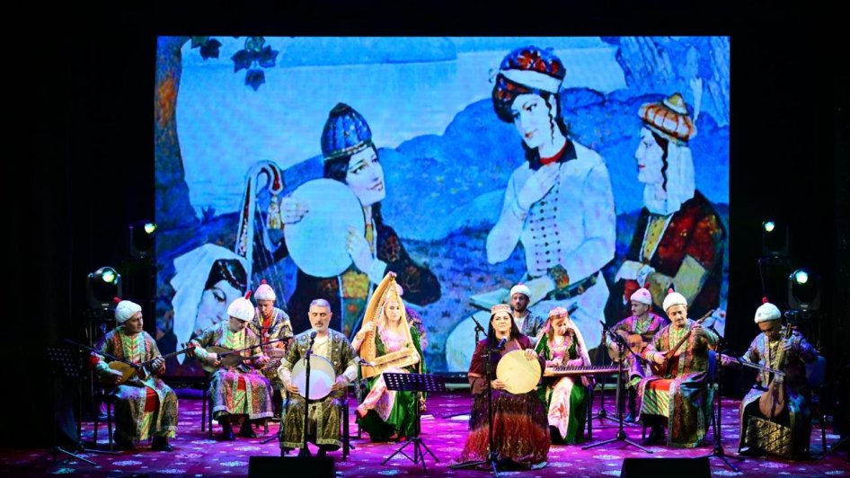 Bişkekdəki "Manas” Milli Teatrında Qədim Musiqi Alətləri Ansamblının konserti olub