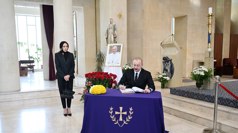 Prezident İlham Əliyev və Birinci xanım Mehriban Əliyeva Bakıdakı Müqəddəs Məryəm Ana katolik kilsəsində olub, Roma Papası Fransiskin vəfatı ilə əlaqədar başsağlığı veriblər (FOTO/VİDEO) (YENİLƏNİB)