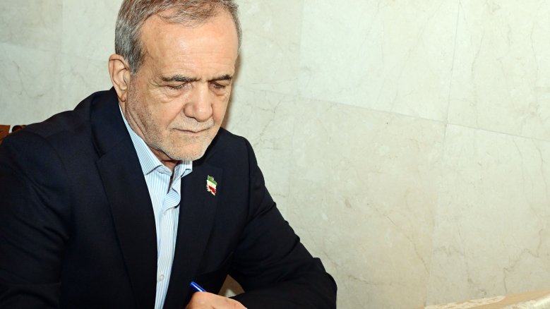 İran Prezidenti Məsud Pezeşkian Bibiheybət məscidini ziyarət edib