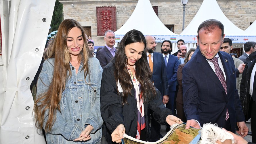 Heydər Əliyev Fondunun vitse-prezidenti Leyla Əliyeva və Bakı Media Mərkəzinin rəhbəri Arzu Əliyeva Beynəlxalq Xalça Festivalını ziyarət ediblər