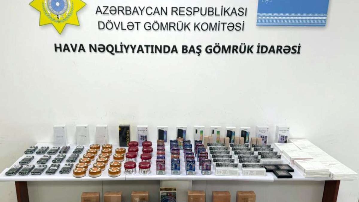 Bahalı əşyaları sərnişinlərə paylayıb aeroportun dayanacağında topladılar - Gömrükçülər fırıldağın üstünü açdı