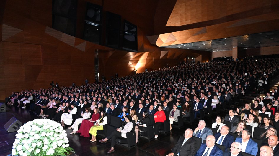 Ulu Öndərin anadan olmasının 102-ci ildönümünə həsr edilən “Sən elə bir zirvəsən” adlı konsert proqramı təşkil edilib