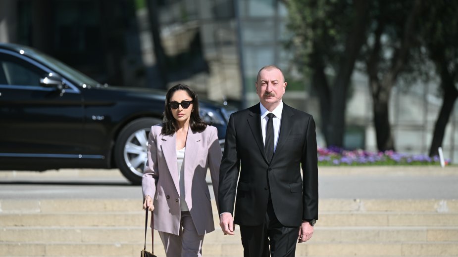 Prezident İlham Əliyev və birinci xanım Mehriban Əliyeva faşizm üzərində Qələbə uğrunda mübarizədə həlak olan Azərbaycan övladlarının xatirəsini ehtiramla anıblar YENİLƏNİB