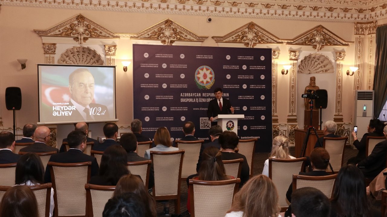 Diasporla İş üzrə Dövlət Komitəsində Ümummilli Lider Heydər Əliyevin anadan olmasının 102-ci ildönümü qeyd edilib