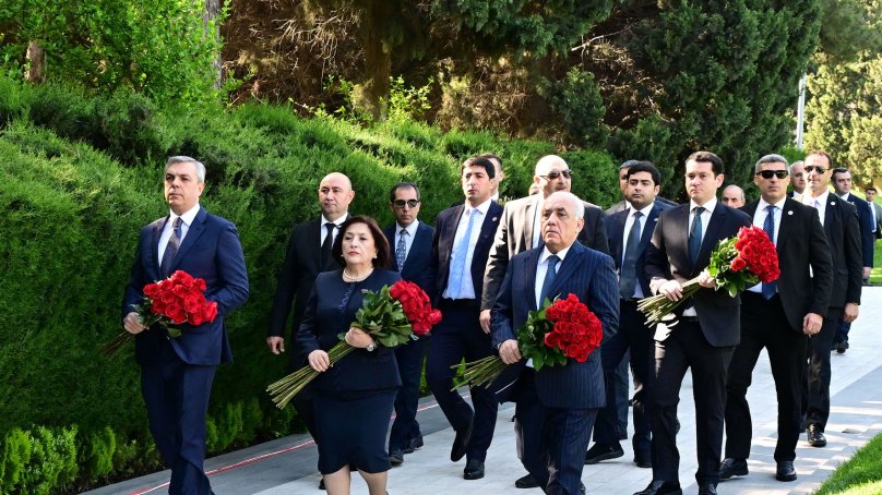 Dövlət və hökumət rəsmiləri Fəxri xiyabanda Ulu Öndərin xatirəsini anıblar