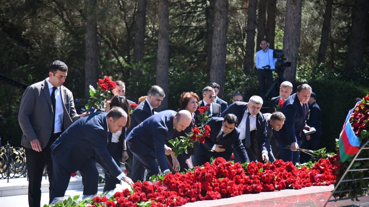 Azərbaycan xalqı Ulu Öndər Heydər Əliyevin məzarını ziyarət edir