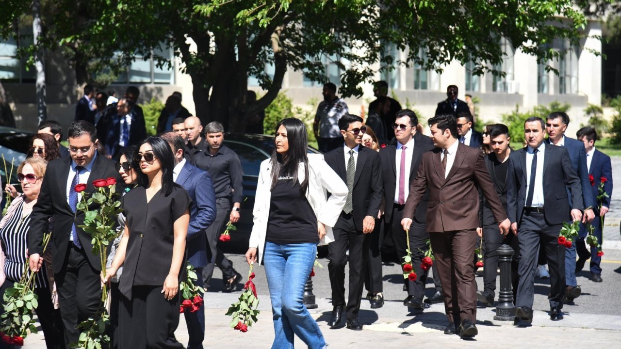 Azerbaijani people honor memory of National Leader Heydar Aliyev