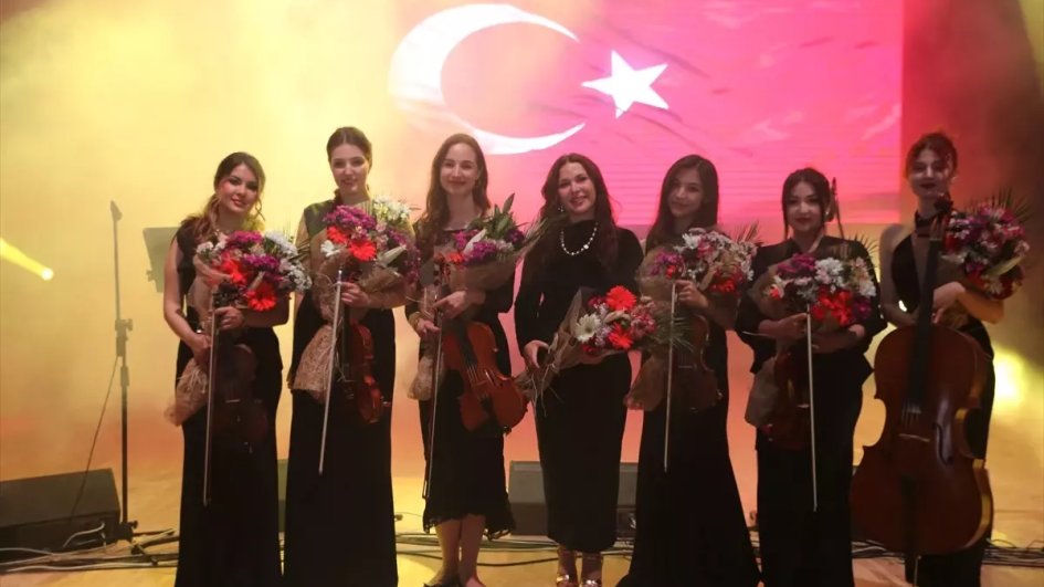 Azərbaycanın Əməkdar artisti Türkiyədəki fəlakət zonasında konsert verib