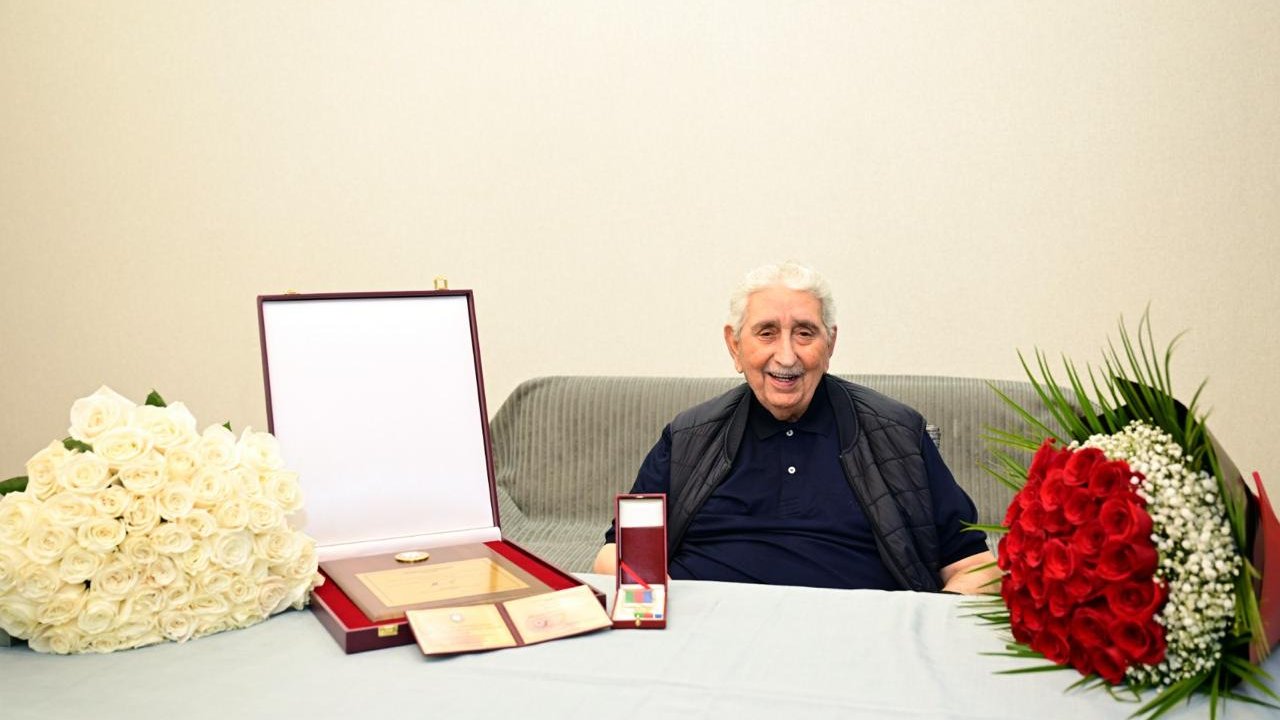 Xalq artisti Arif Babayevə Heydər Əliyev Mükafatı təqdim olunub