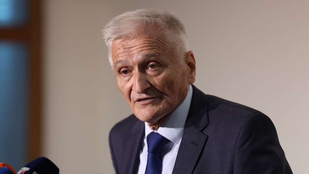 Serb leaders halt Bosnia Parliament