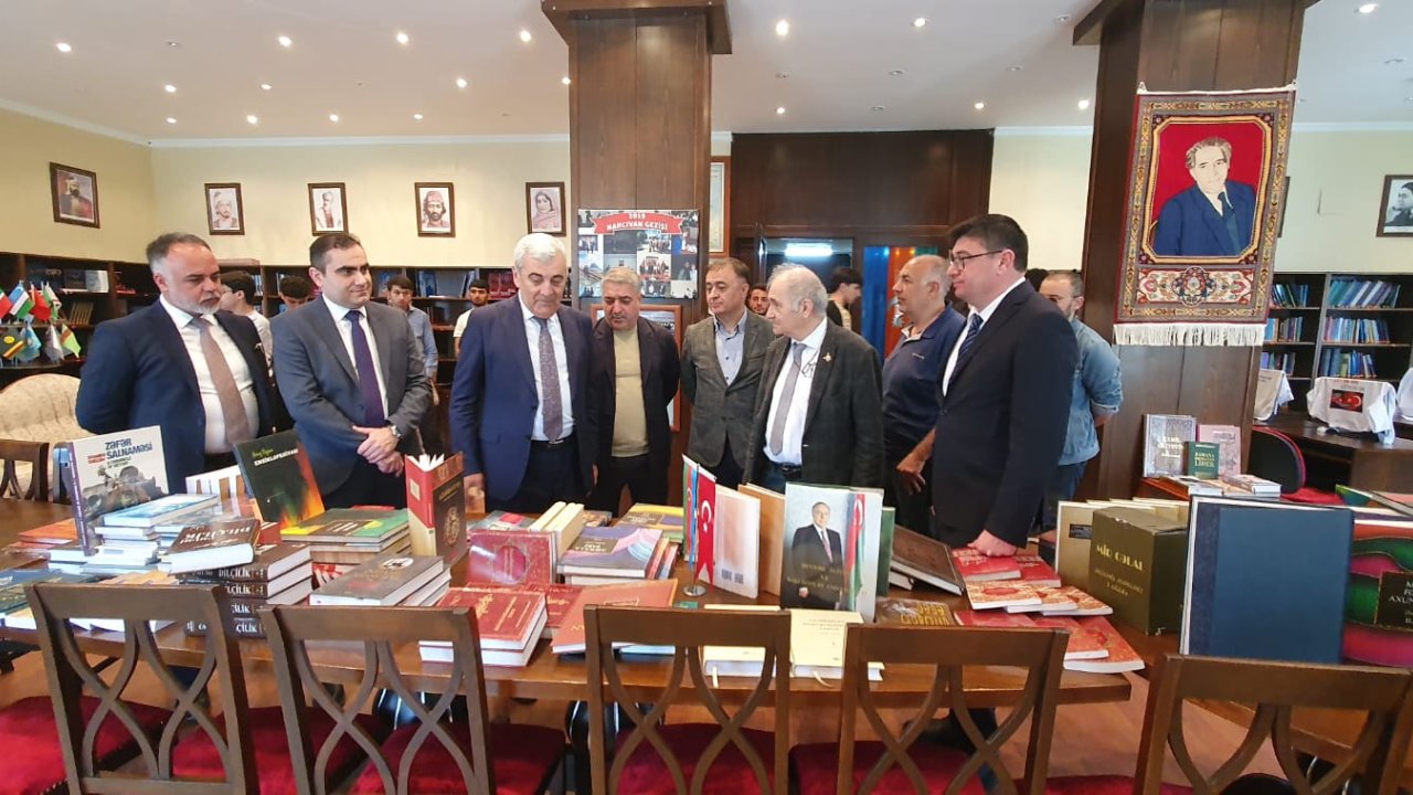 Qars Qafqaz Universitetinə və İğdır Azərbaycan Evinə kitablar təqdim olunub