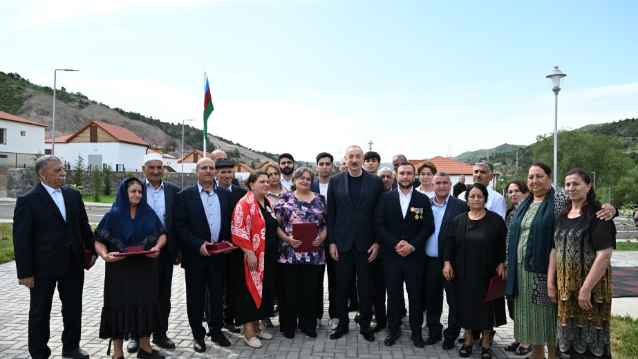 Prezident İlham Əliyev Laçının Bəylik kəndinə köçən sakinlərlə görüşüb, onlara evlərin açarlarını təqdim edib