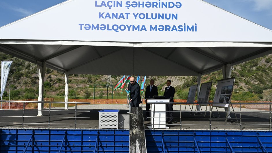 Prezident İlham Əliyev Laçın kanat yolunun təməlini qoyub