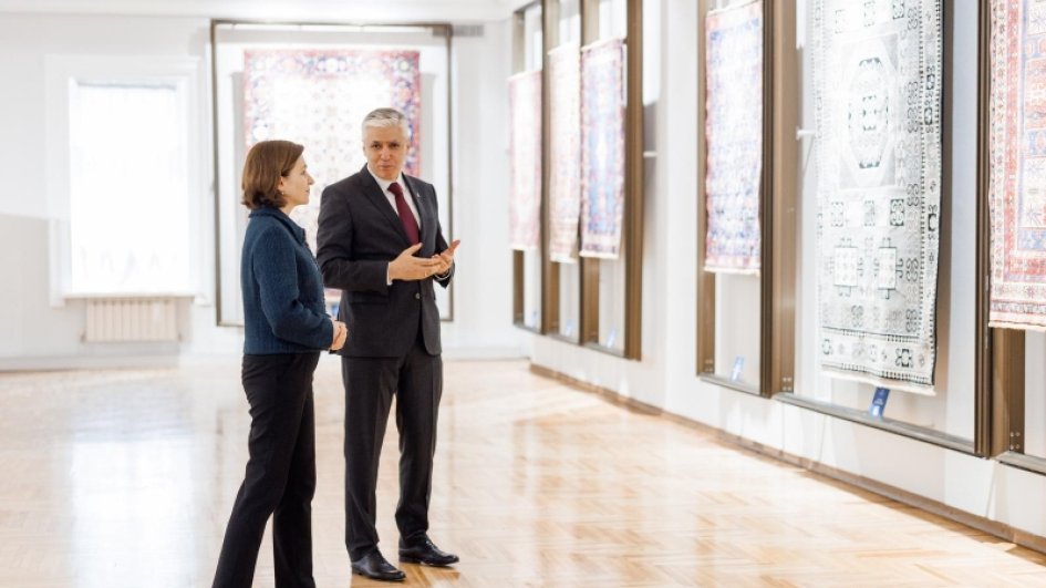 Moldova Prezidenti Azərbaycan xalçaları sərgisi ilə tanış olub