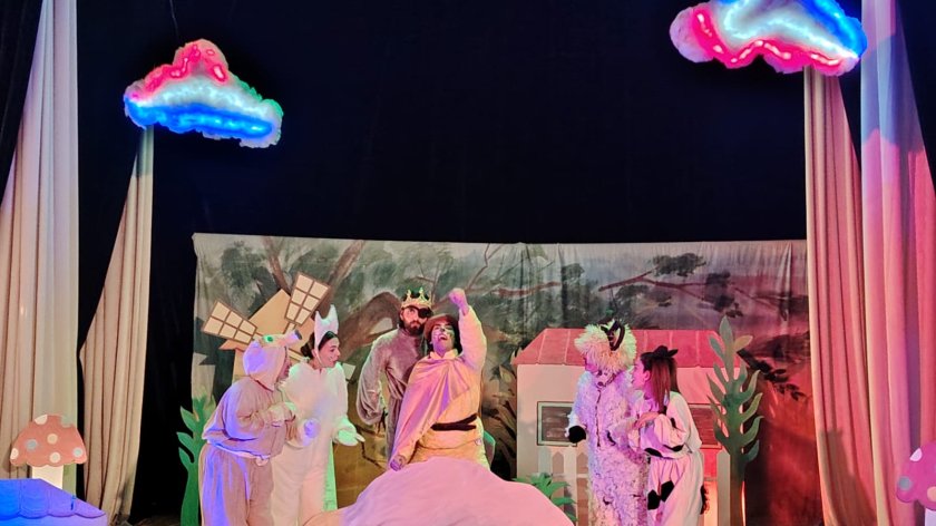 Füzulidə “Çəkməli Pişik” tamaşasının premyerası olub