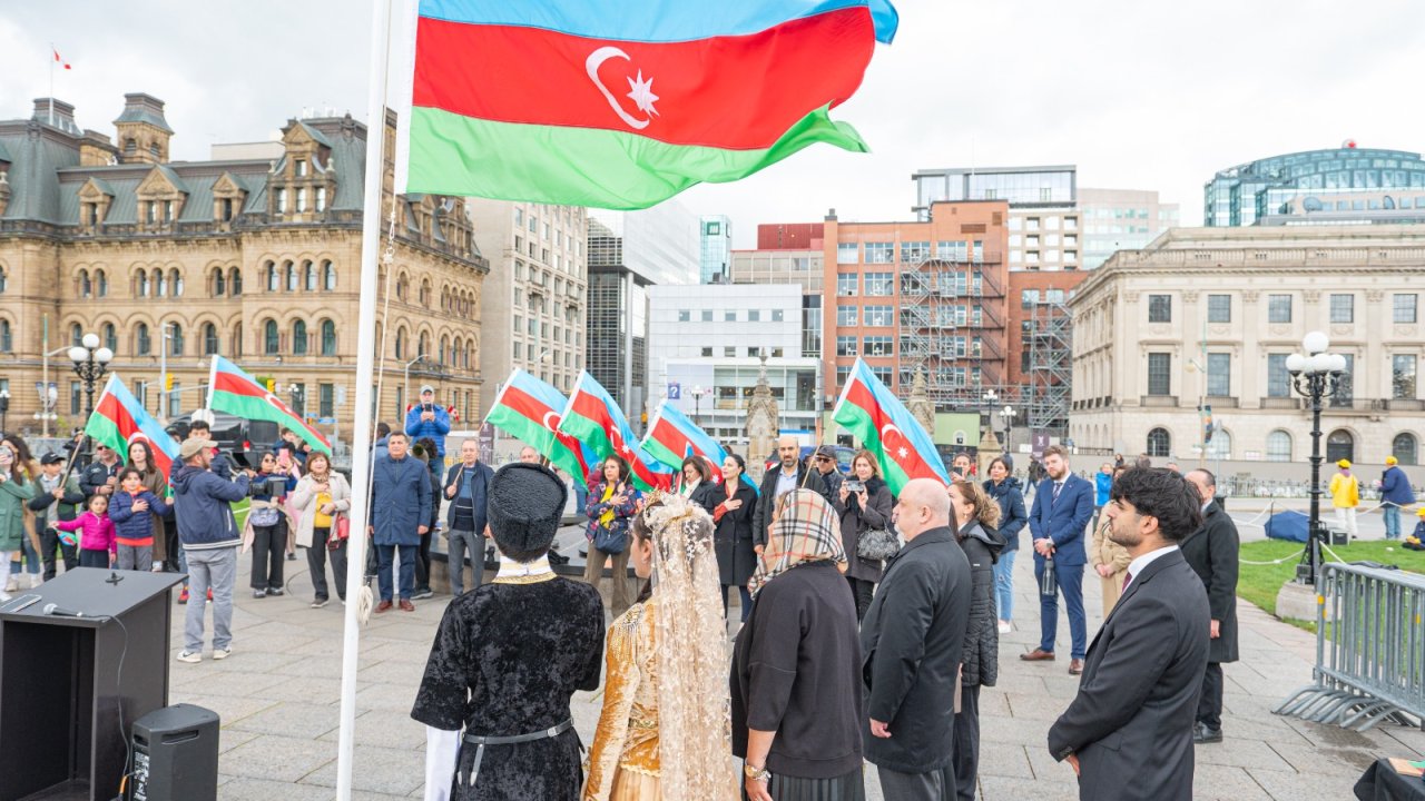 Kanada parlamentinin önündə Azərbaycan bayrağı qaldırılıb