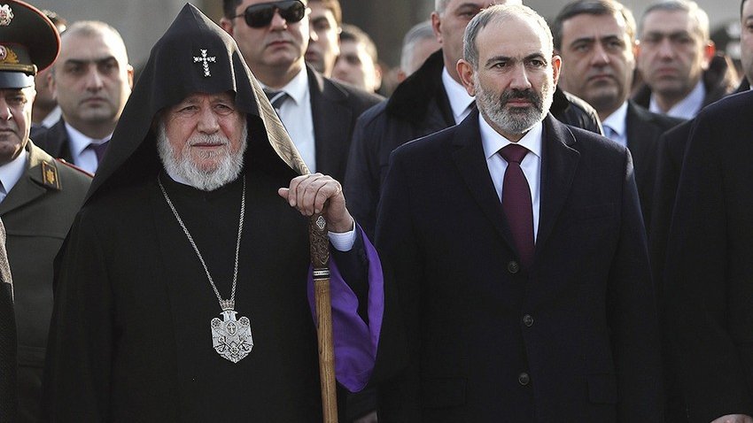 Paşinyan erməni kilsəsinə öz adamını gətirmək istəyir - ŞƏRH