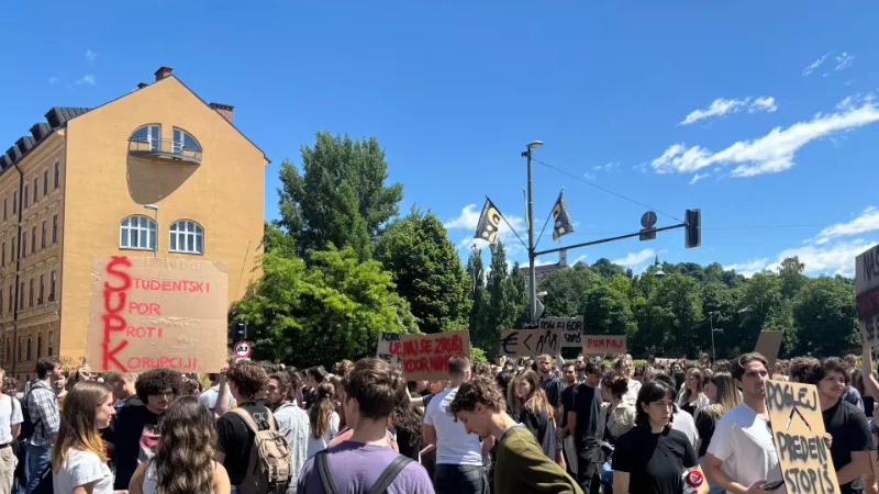 Slovenian students honor Serbia tragedy with road blockade