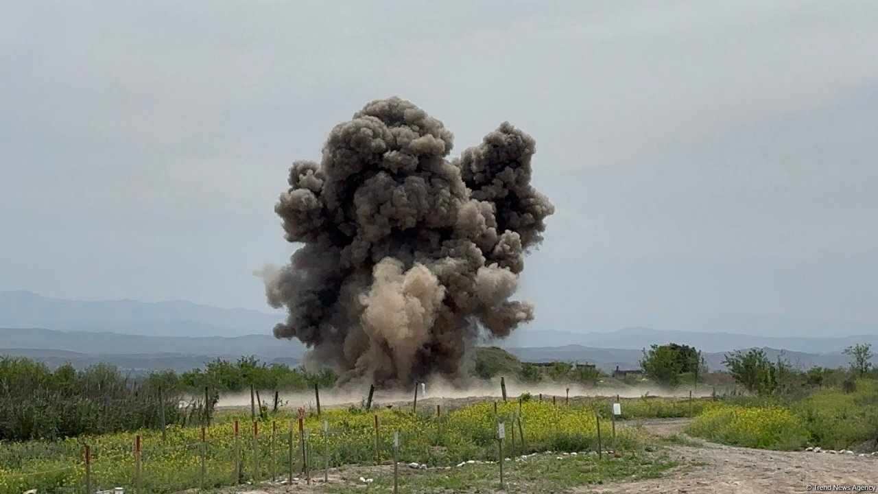 Kəlbəcərdə traktor minaya düşdü