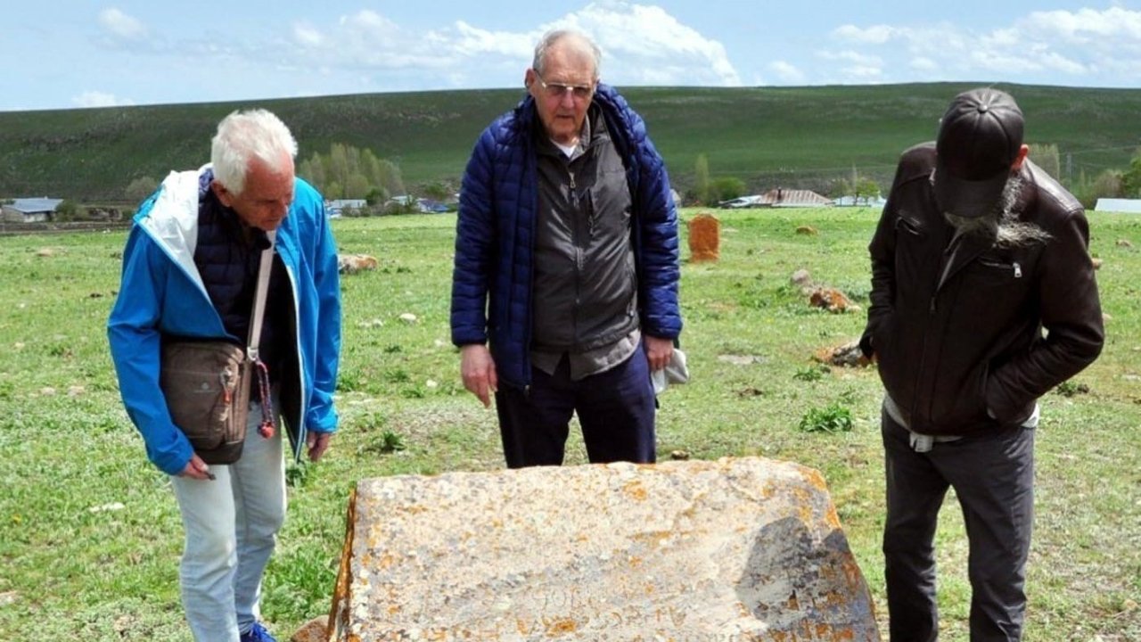 Dünyadaki diğer Malakanlarla bağlantı kurmak için atalarının yaşadığı Kars'a geldiler