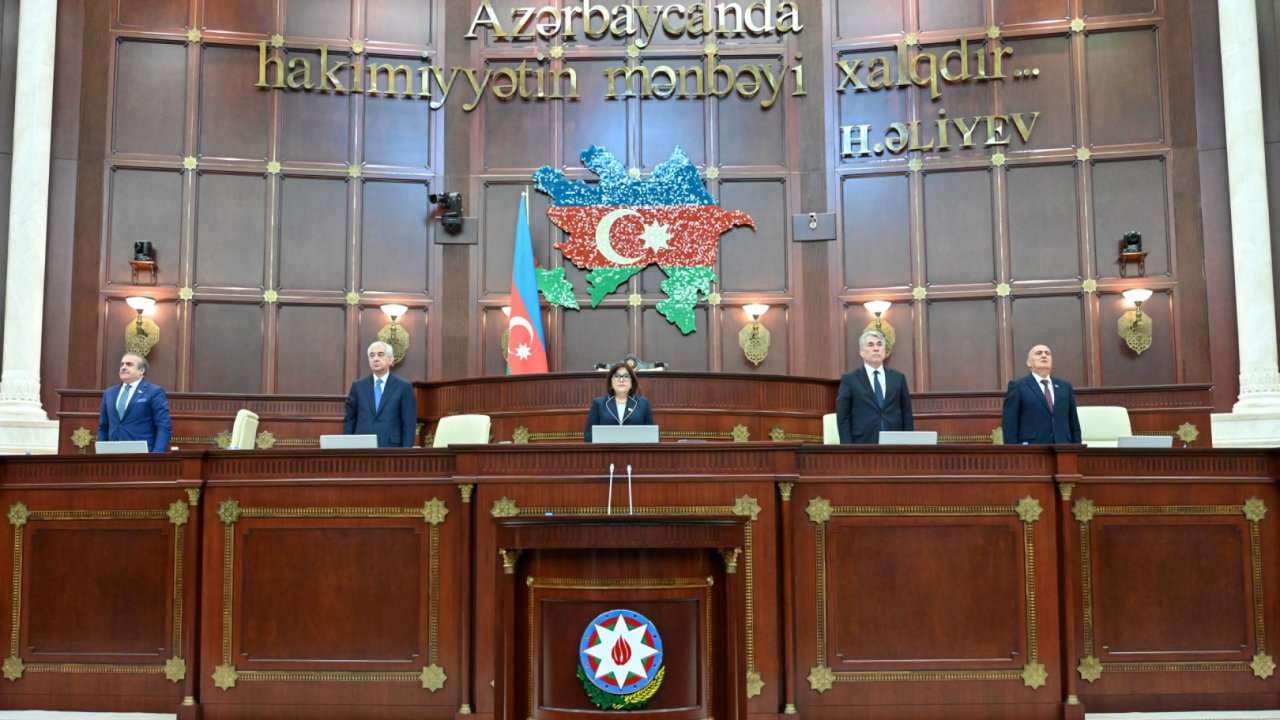 Milli Məclisin növbədənkənar sessiyasının ilk plenar iclası başladı
