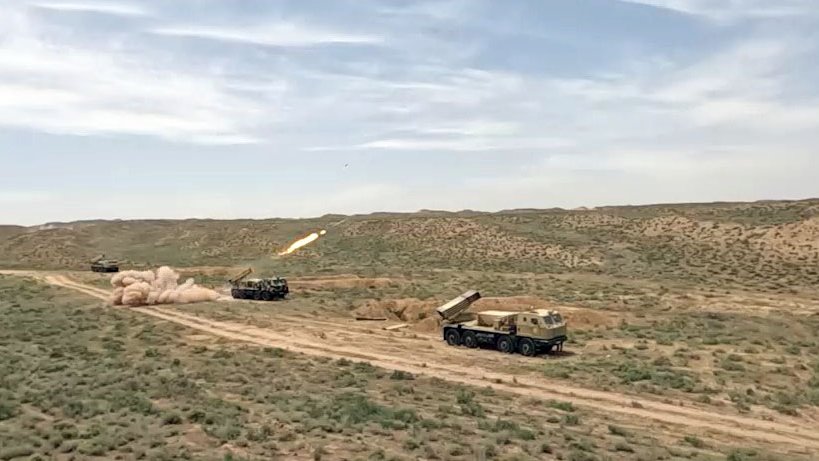 Raket-artilleriya batareyalarının döyüş atışlı taktiki təlimləri keçirilib