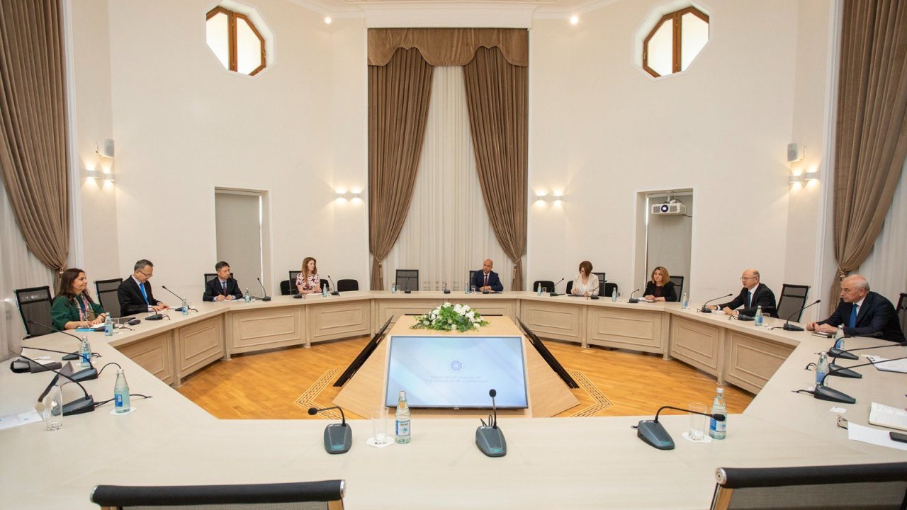 Azerbaijan moves to boost wind power exports via infrastructure talks with ADB