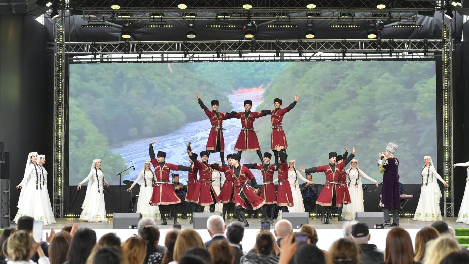 Milli ruhun və zərifliyin canlı nəğməsi - Azərbaycan Dövlət Rəqs Ansamblı