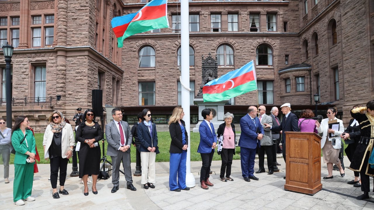 Bayrağımız Kanadanın Ontario Qanunvericilik Assambleyasının önündə ucaldılıb