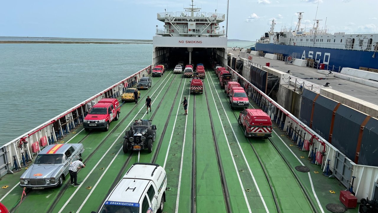 “Pekin–Paris” 2025 rallisinin iştirakçıları “Azərbaycan” gəmi-bərəsi ilə Bakıya çatdırılıb