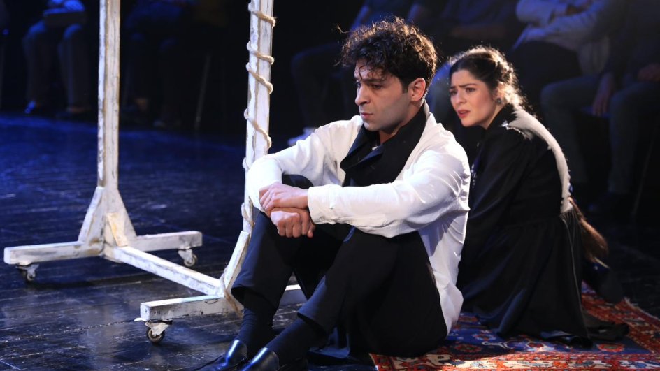 Gənc Tamaşaçılar Teatrında “Solğun çiçəklər” tamaşasının premyerası keçirilib