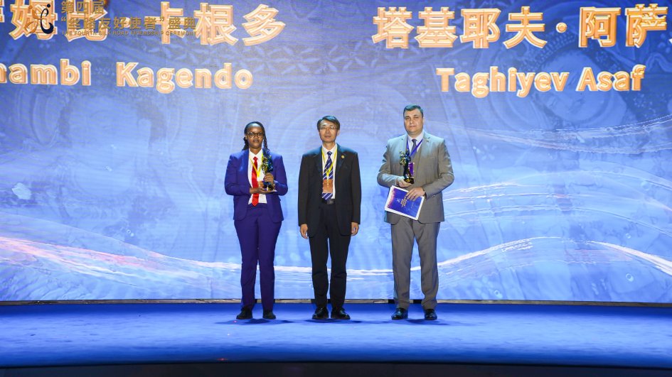 Həmyerlimiz Çində “İpək Yolu dostluq elçisi” mükafatına layiq görülüb