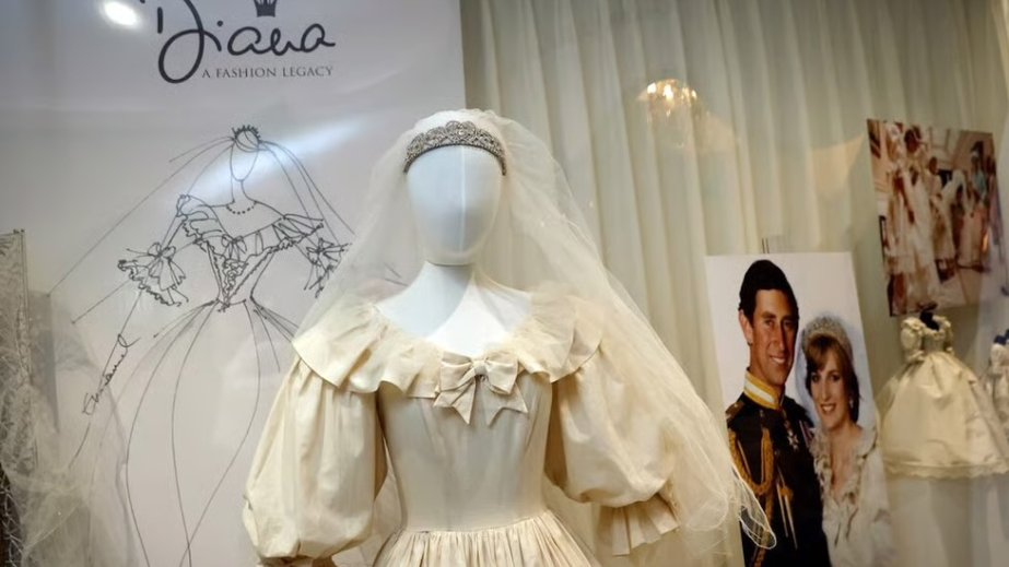 Şahzadə Diananın geyimləri hərraca çıxarılır