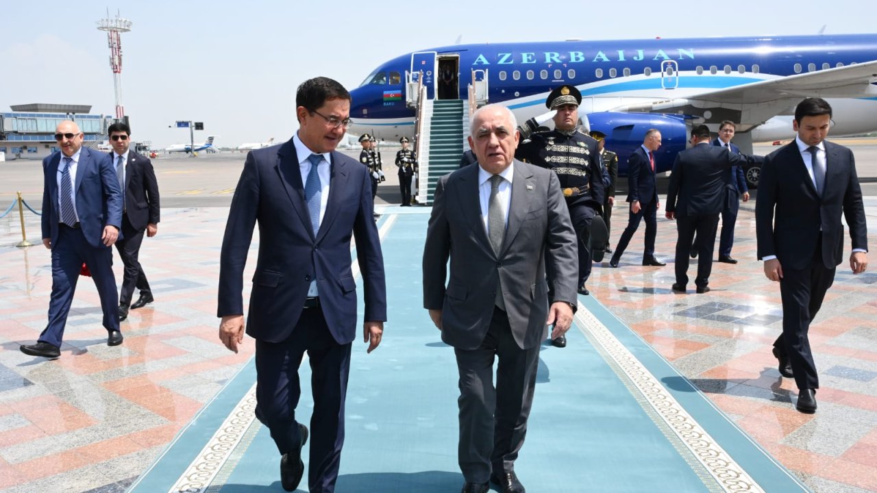 Baş nazir Özbəkistana rəsmi səfərə gedib