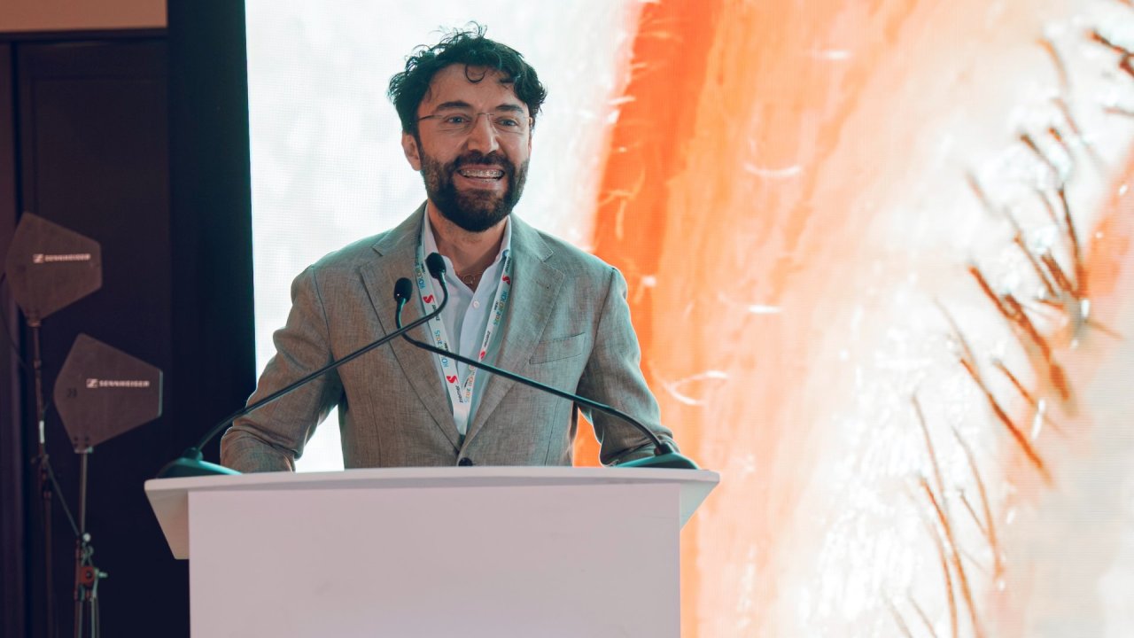 Dubayda beynəlxalq konfransda sensasiya: Göz rəngi dəyişdirilmiş pasiyentdə Azərbaycanda ilk dəfə uğurla katarakta əməliyyatı icra olundu