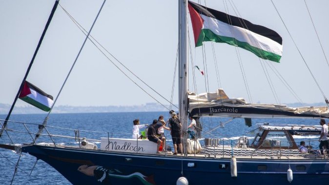 Madleen gemisindeki 2'si Türk 6 aktivist sınır dışı edilmek üzere havalimanına götürüldü