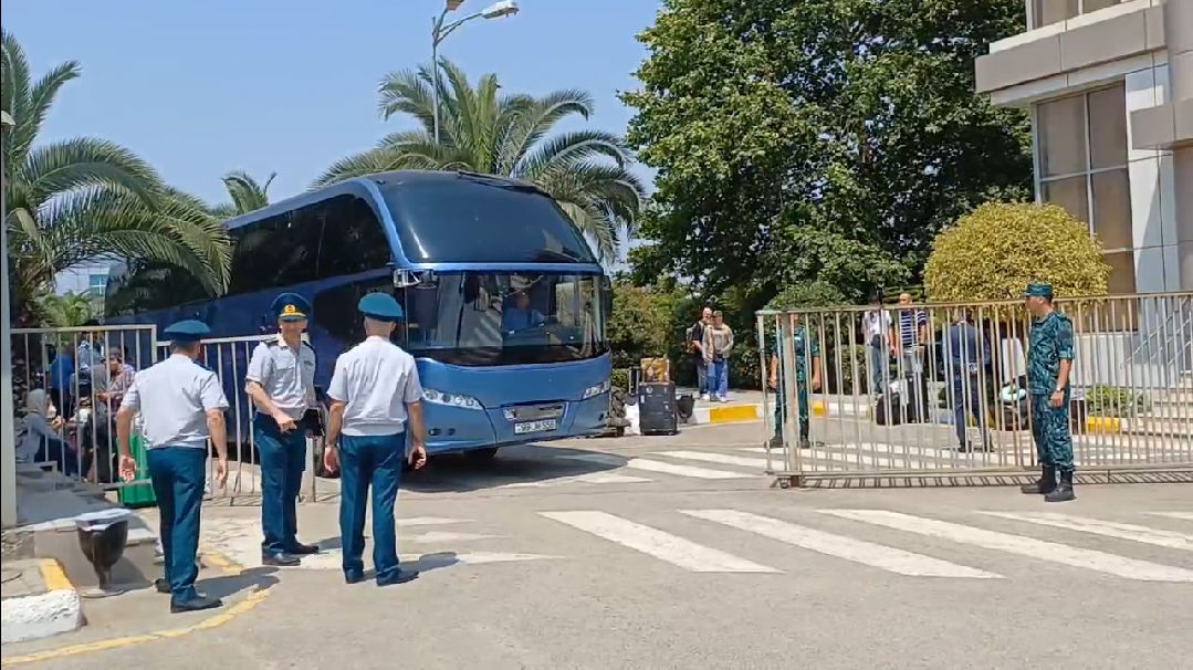 İrandan Azərbaycana təxliyə edilənlər avtobusla Bakıya yola salınıb (VİDEO)