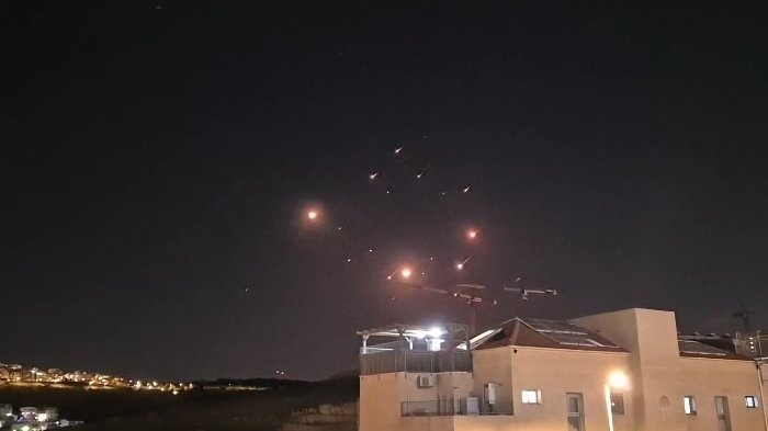 İran İsrailə raket zərbələri endirib (VİDEO)