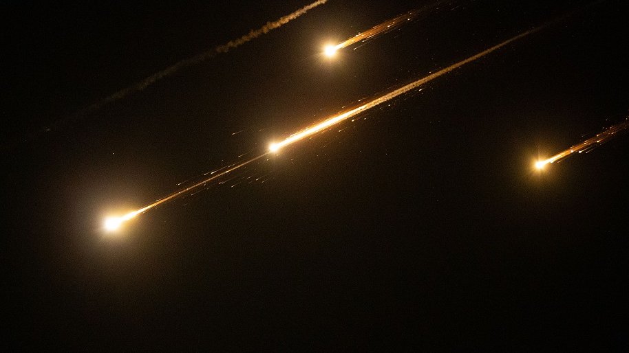 İran, İsrail’e yönelik yeni füze saldırıları başlattı