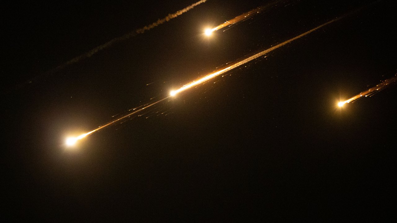 İran'dan, İsrail’e peş peşe füze saldırıları; enkaz altında kalanlar var