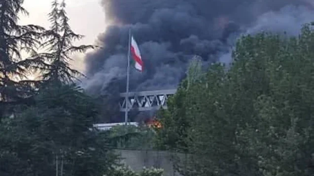 İsrail İran televiziyasının yayım binasını vurub (VIDEO)