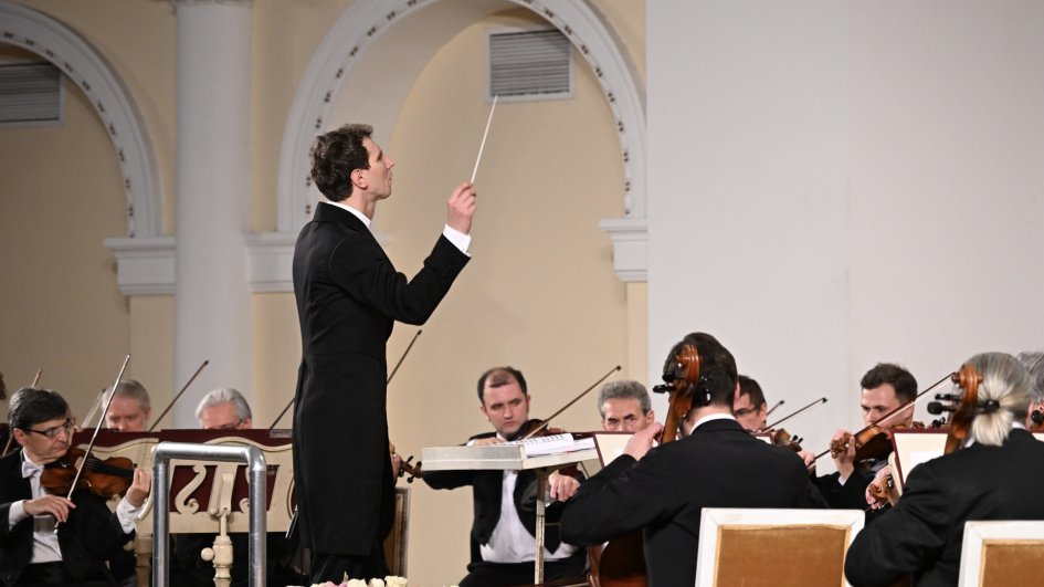 Bakıda tam dolu zalda axşam! Rus orkestri İrandan təxliyə köməyinə minnətdarlıq əlaməti olaraq çıxış etdi