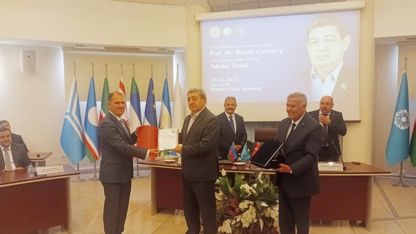 TÜRKSOY akademik Nizami Cəfərovu mükafatlandırıb