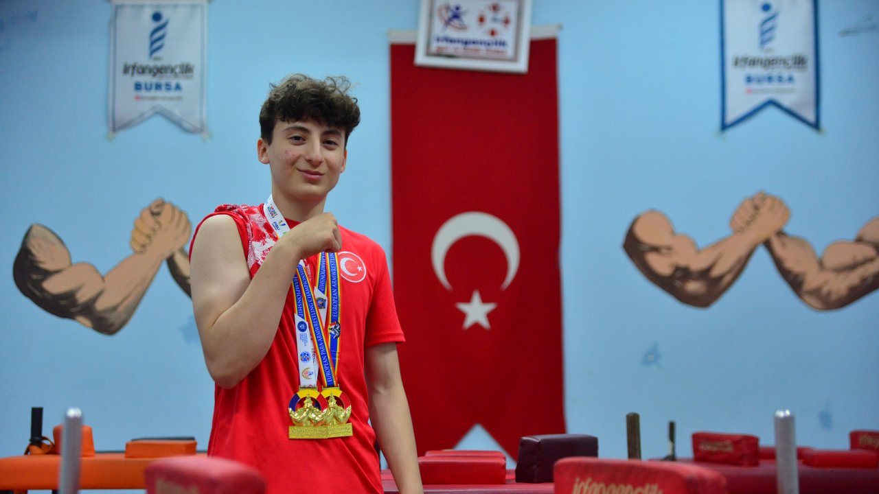 Öğretmeninin tavsiyesiyle başladığı bilek güreşinde Avrupa şampiyonu oldu